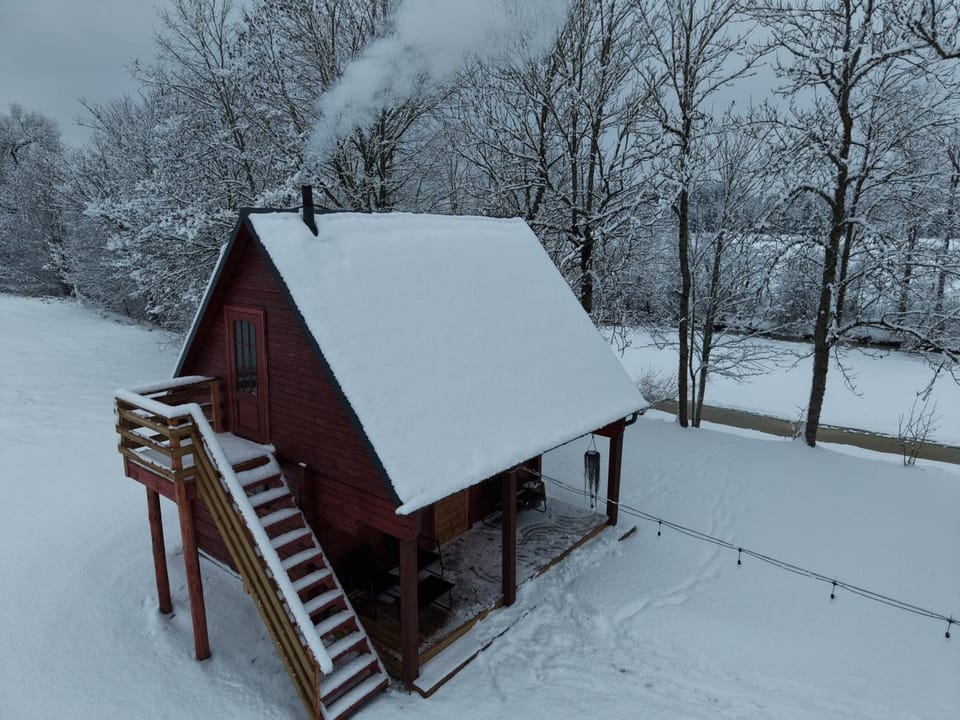 Upeskrastu mājas lauku īpašums House in Latvia