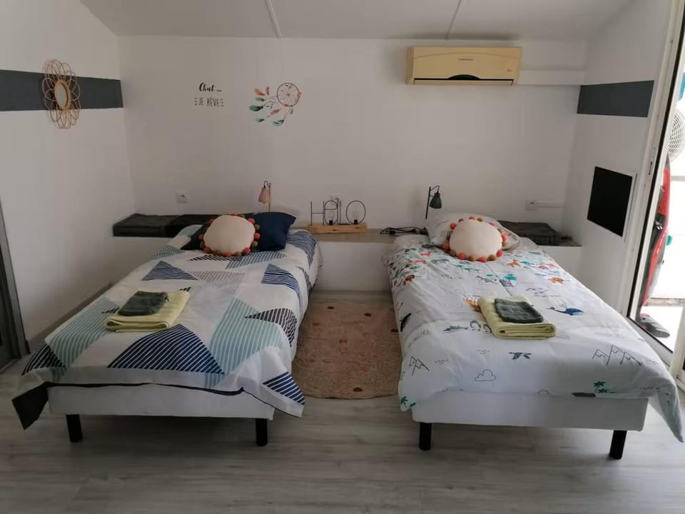Bedroom, air conditioner