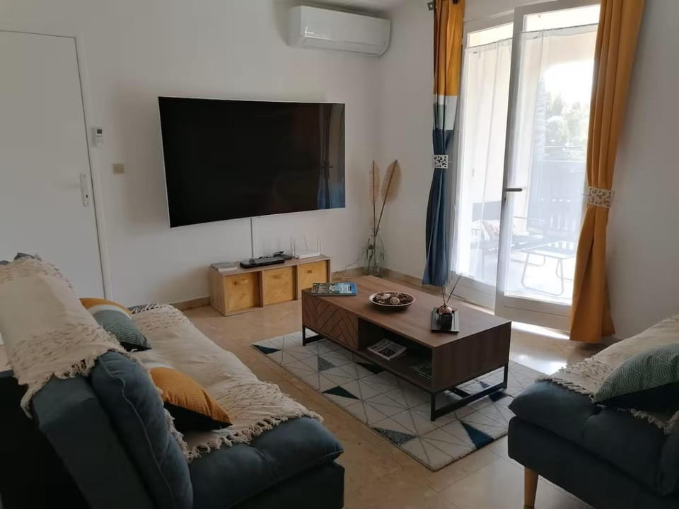 TV and multimedia, Living room, Seating area, air conditioner
