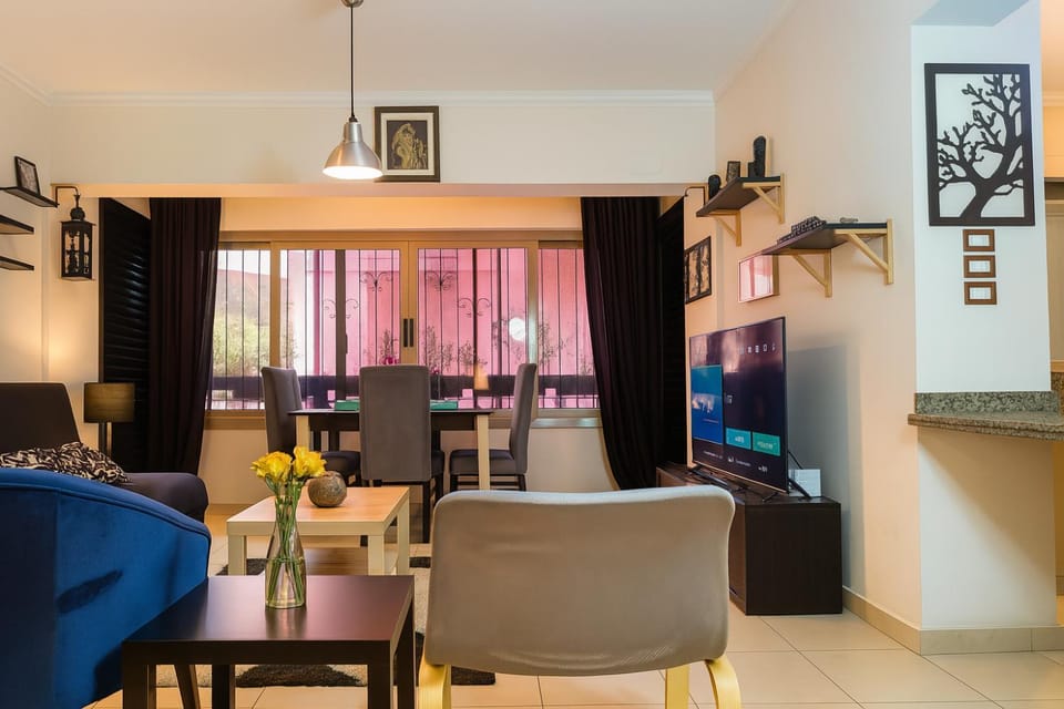 TV and multimedia, Living room, Seating area, Dining area