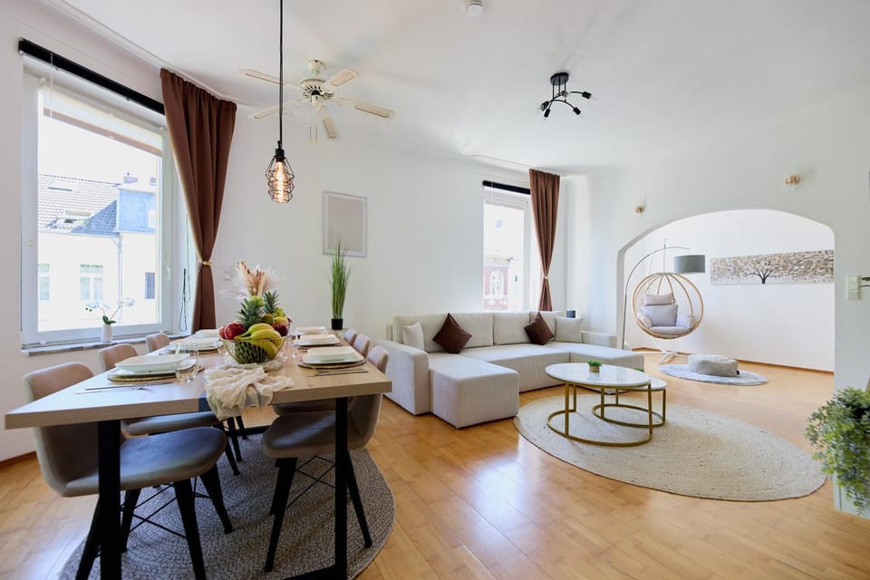 TV and multimedia, Living room, Photo of the whole room, Seating area, Dining area