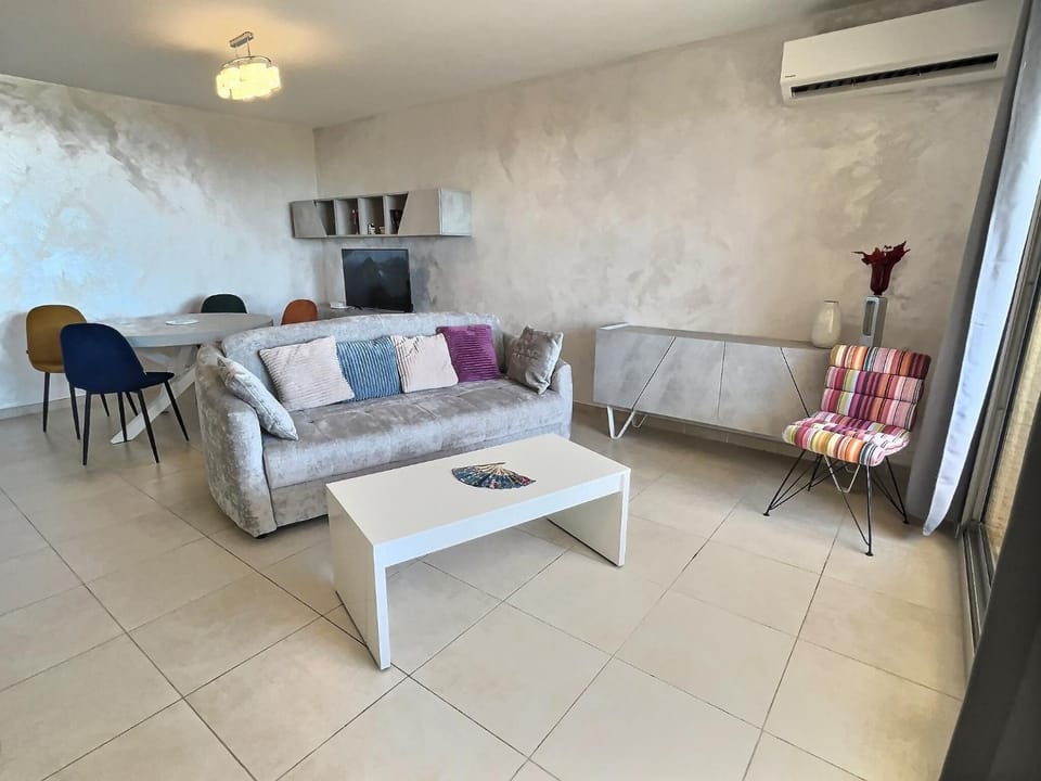 TV and multimedia, Living room, Seating area, Dining area, air conditioner