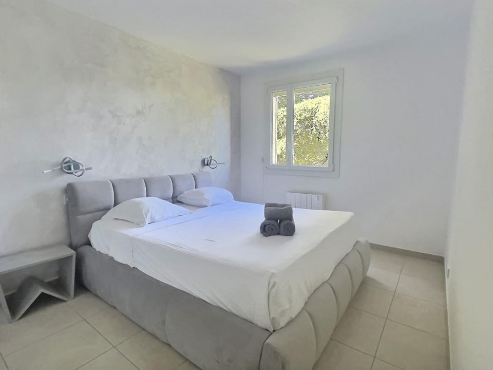 Bed, Photo of the whole room, Bedroom, towels