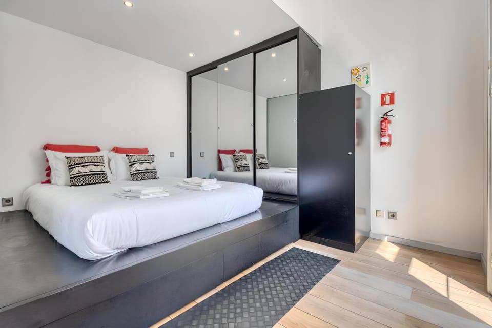Bed, Bedroom, towels, wardrobe