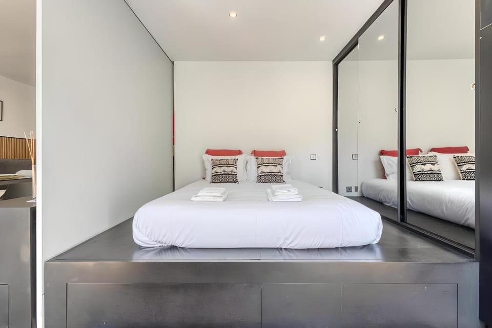 Bed, Bedroom, towels, wardrobe