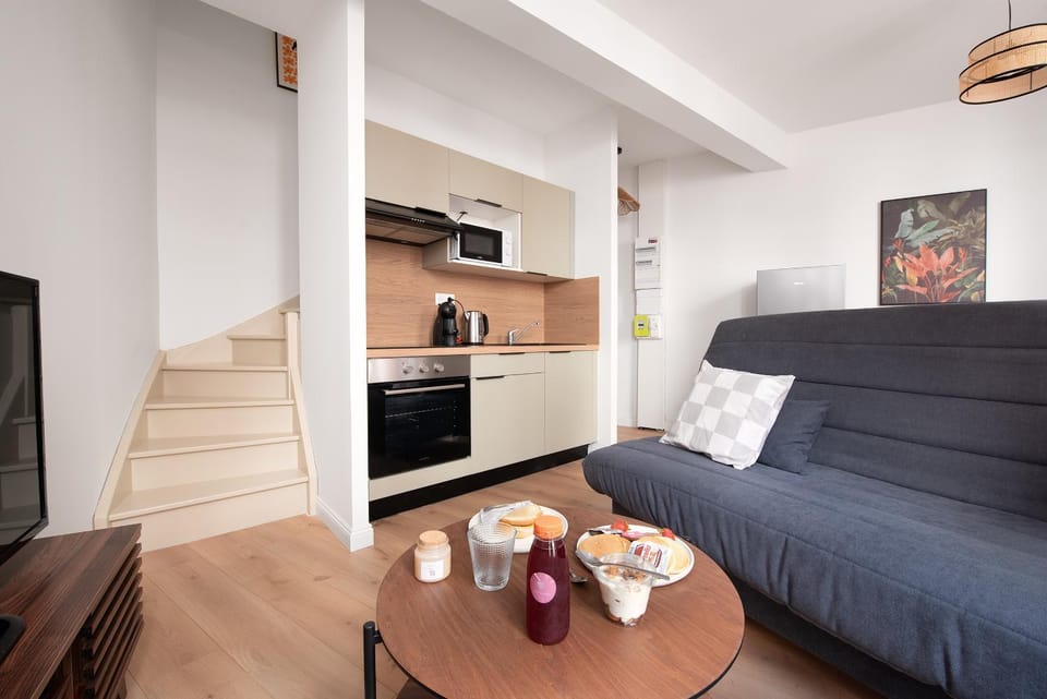 Coffee/tea facilities, Kitchen or kitchenette, oven, stove, toaster