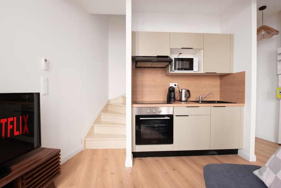 Coffee/tea facilities, Kitchen or kitchenette, oven, stove, toaster