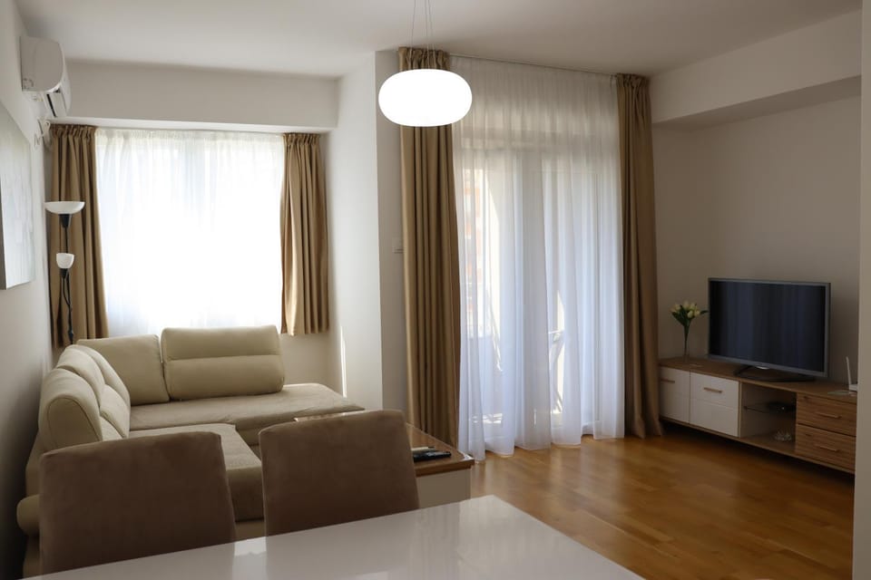 Communal lounge/ TV room, TV and multimedia, Living room, Seating area, Evening entertainment