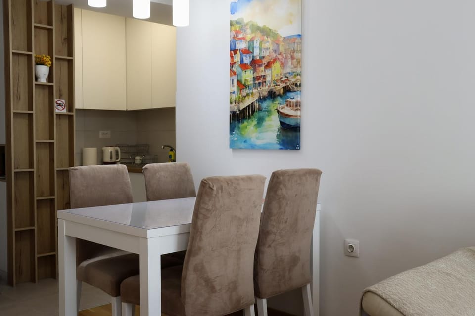 Kitchen or kitchenette, Seating area, Dining area