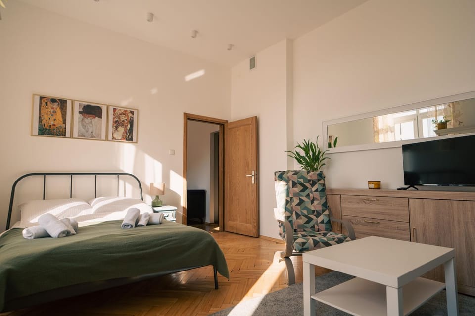 Property building, Balcony/Terrace, Bedroom, air conditioner