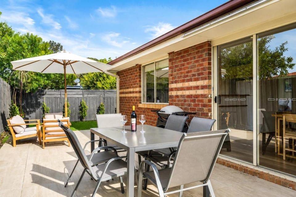 Property building, Patio, Spring, Day, Garden, View (from property/room), Balcony/Terrace, Seating area, Dining area, Garden view