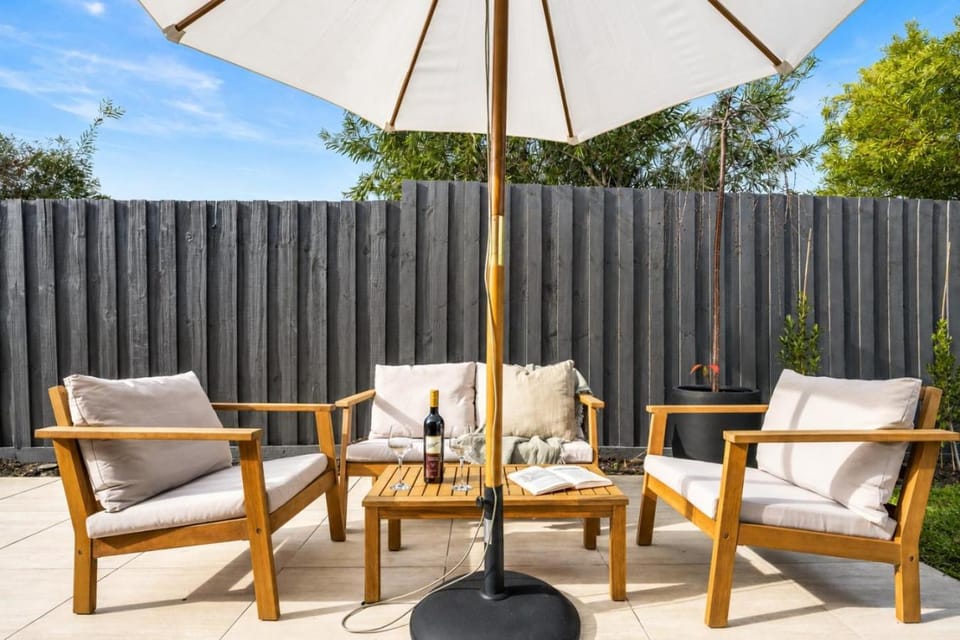 Patio, Day, Seating area, sunbed