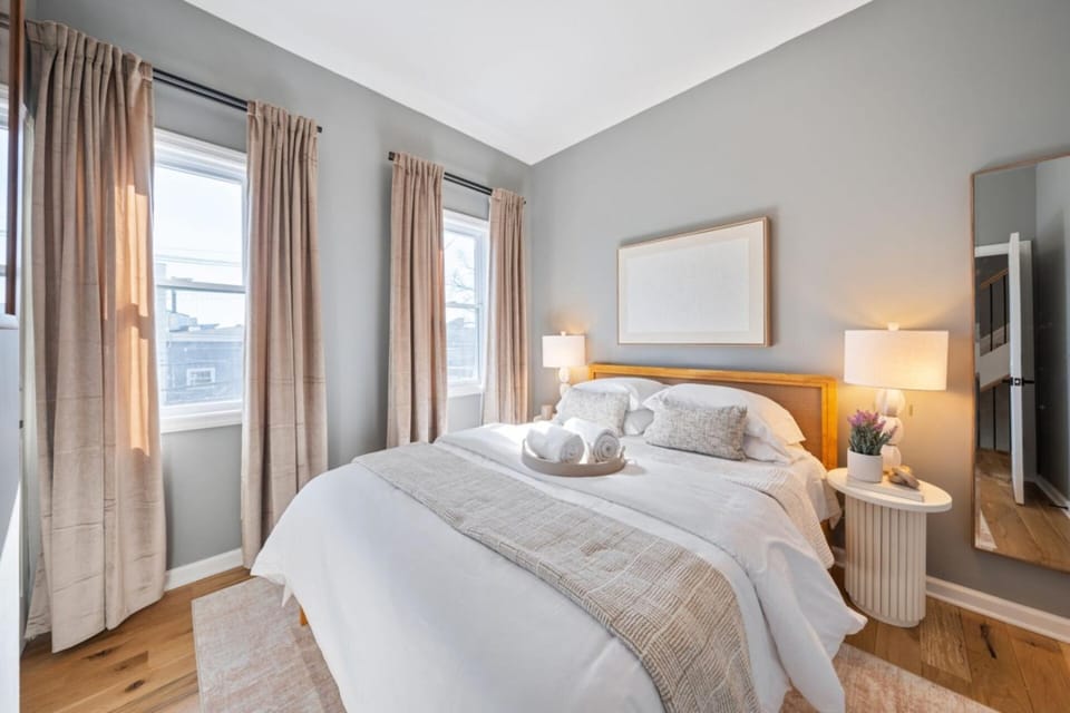 NYC Skyline Views • Near Times Sq • Rooftop Deck Apartment in Hoboken