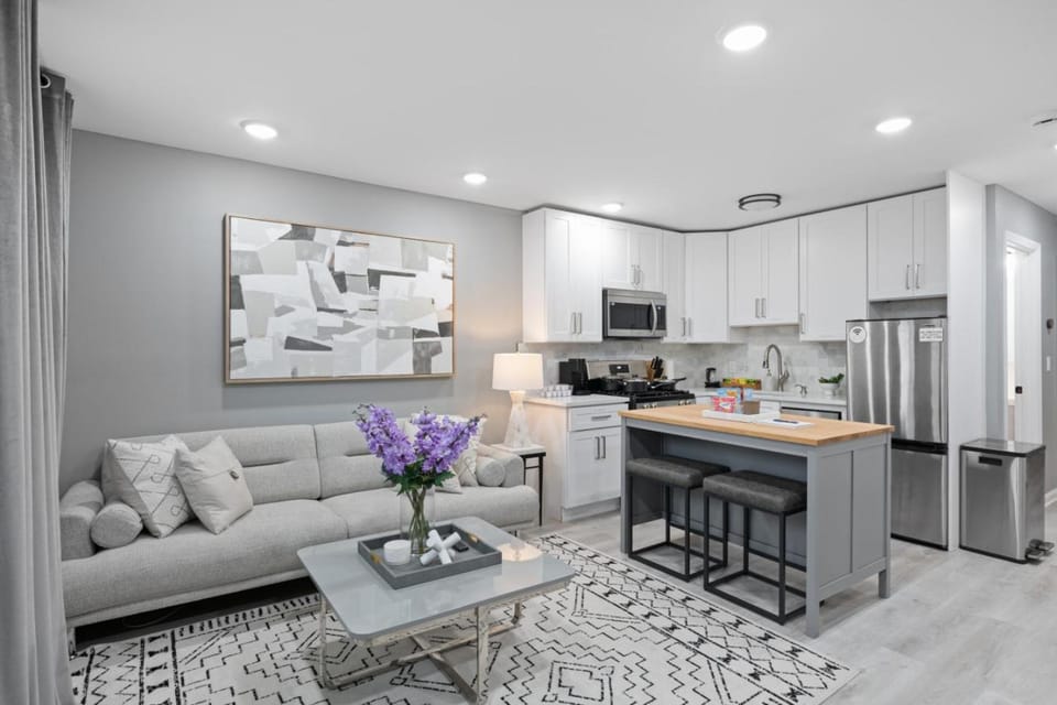 Modern Condo with Private Porch, Mins to NYC House in Hoboken