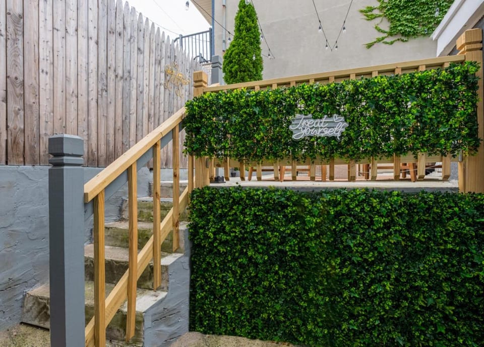 Modern Condo with Private Porch, Mins to NYC House in Hoboken