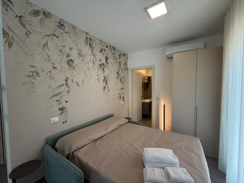 Bed, towels