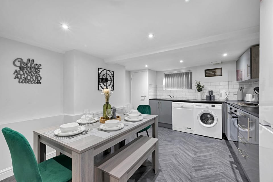 Kitchen or kitchenette, Dining area, dishwasher, washing machine