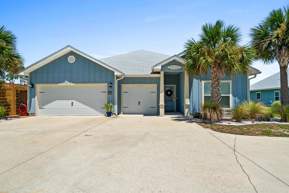 Property building, Facade/entrance, Day, Neighbourhood, Natural landscape, Parking