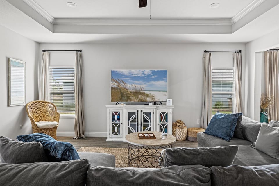 TV and multimedia, Living room, Decorative detail, Seating area