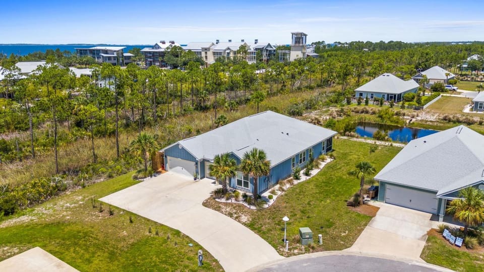 Property building, Day, Neighbourhood, Natural landscape, Bird's eye view, Sea view, Parking