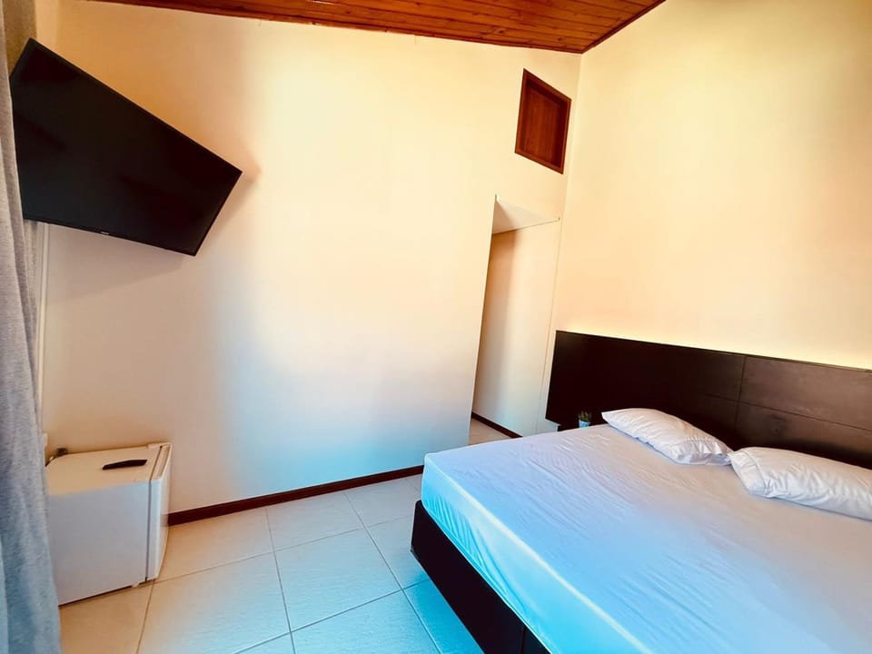 Bed, TV and multimedia, Photo of the whole room