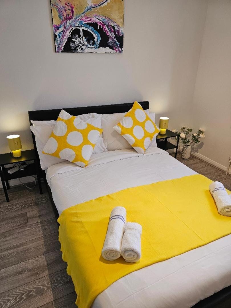 Bed, Photo of the whole room, Bedroom, towels