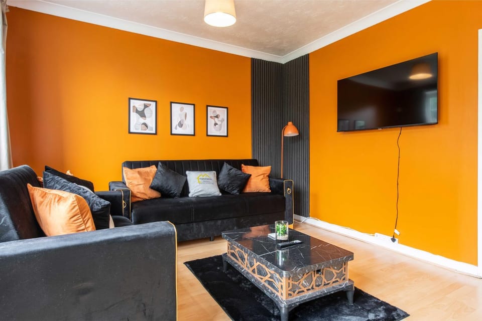 Communal lounge/ TV room, TV and multimedia, Living room, Seating area, Evening entertainment