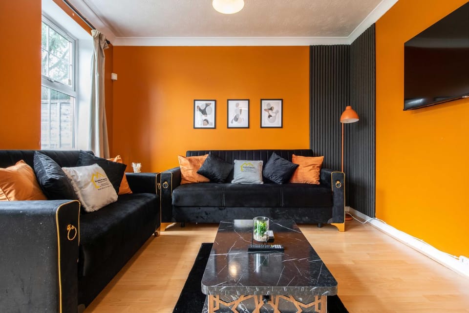 TV and multimedia, Living room, Seating area, Evening entertainment