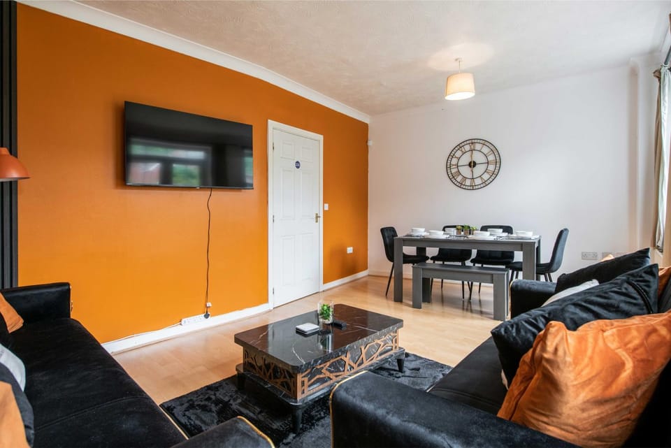 TV and multimedia, Living room, Seating area, Dining area