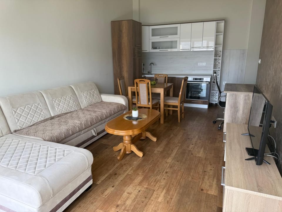 Communal lounge/ TV room, TV and multimedia, Kitchen or kitchenette, Seating area, Dining area, oven