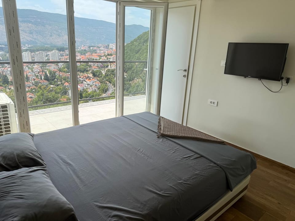 Bed, TV and multimedia, Photo of the whole room, Bedroom, Mountain view