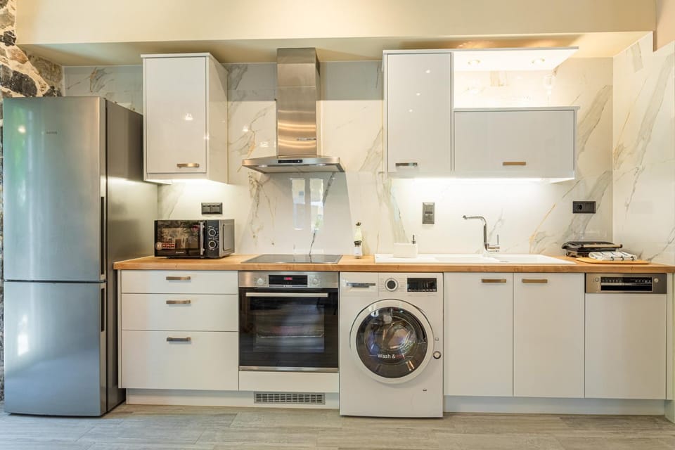 Kitchen or kitchenette, dishwasher, stove, washing machine