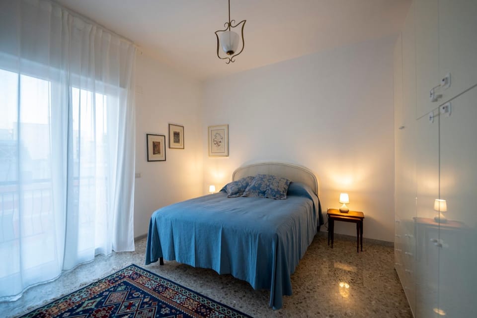 Bed, Photo of the whole room, Decorative detail, Bedroom