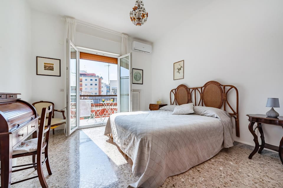 Bed, Photo of the whole room, Decorative detail, Bedroom