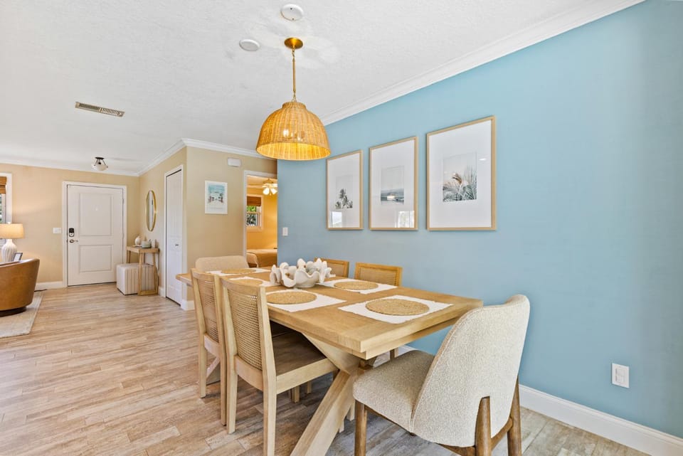4611 Doris, Private Pool Home, Walk to the Beach, Modern Coastal Style Apartment in Edgewater