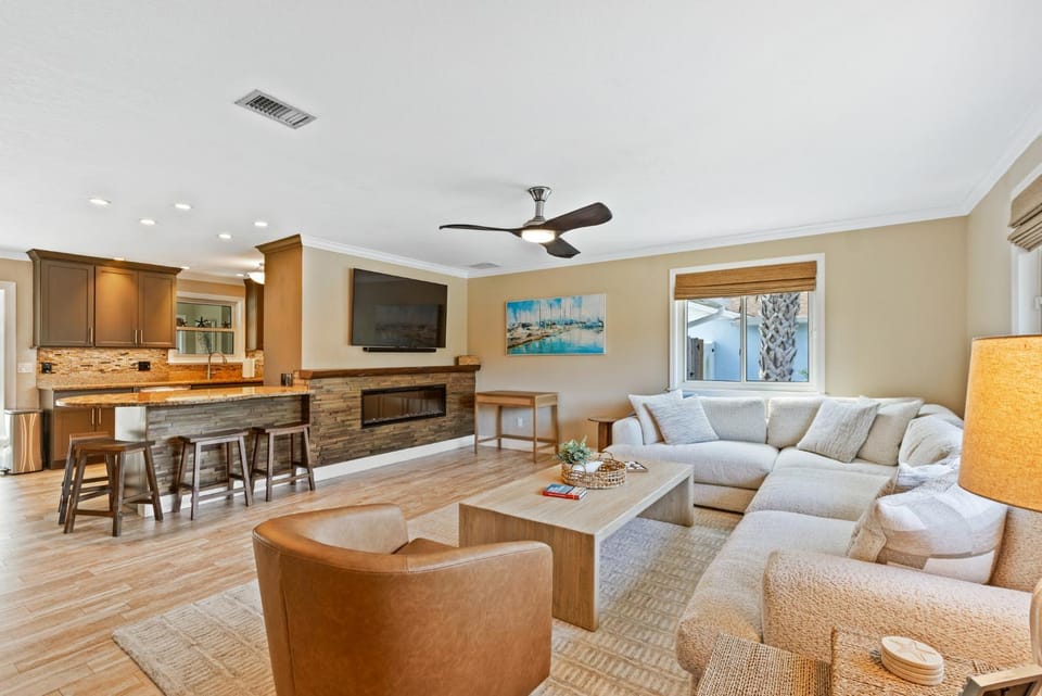 4611 Doris, Private Pool Home, Walk to the Beach, Modern Coastal Style Apartment in Edgewater