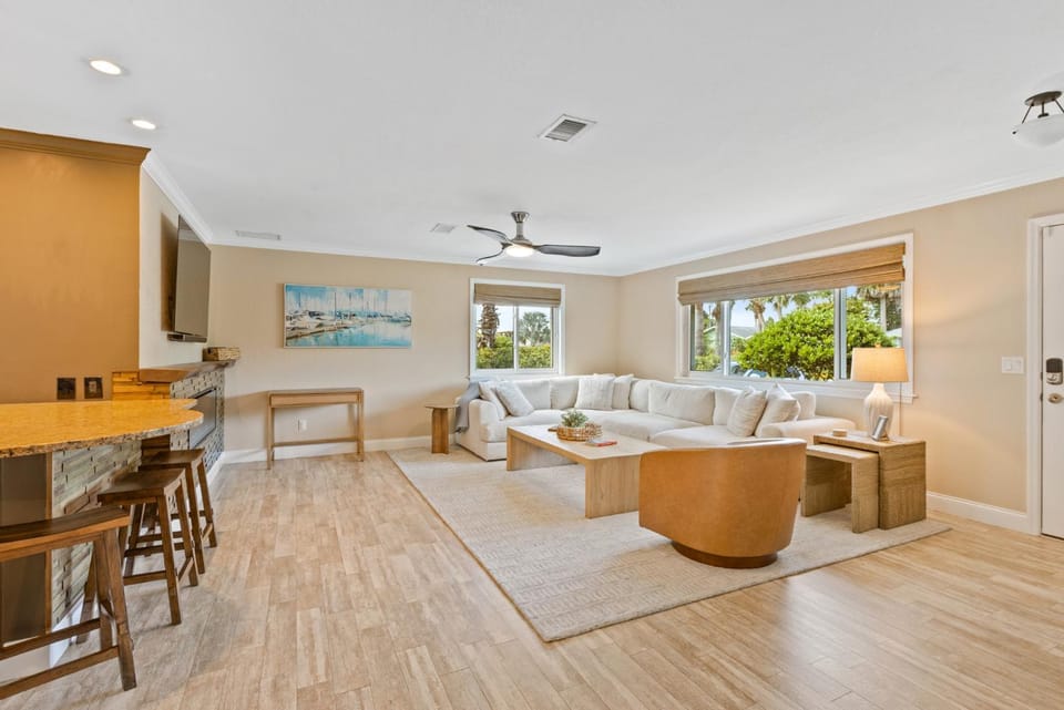 4611 Doris, Private Pool Home, Walk to the Beach, Modern Coastal Style Apartment in Edgewater