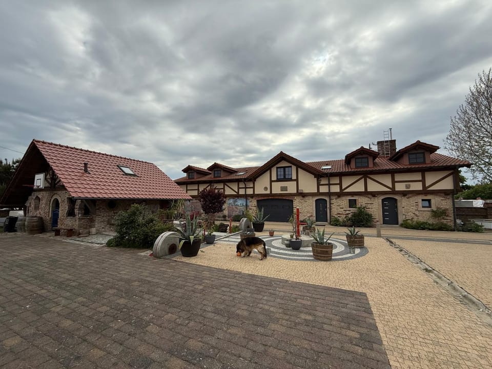 Property building, Garden, Balcony/Terrace, Garden view