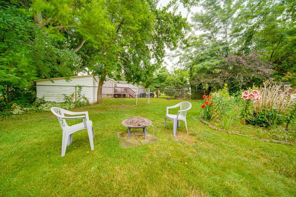 1 Mi to Lake Access Erie Home with Private Backyard House in Millcreek Township