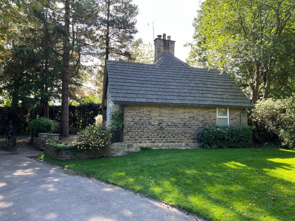 Park Lodge with Hot Tub House in Glossop
