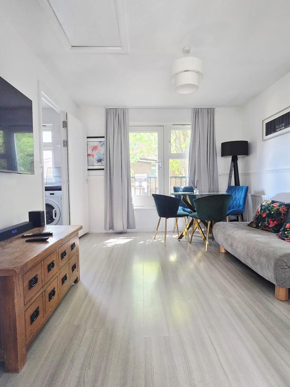 Communal lounge/ TV room, TV and multimedia, Living room, Seating area, Dining area, Evening entertainment