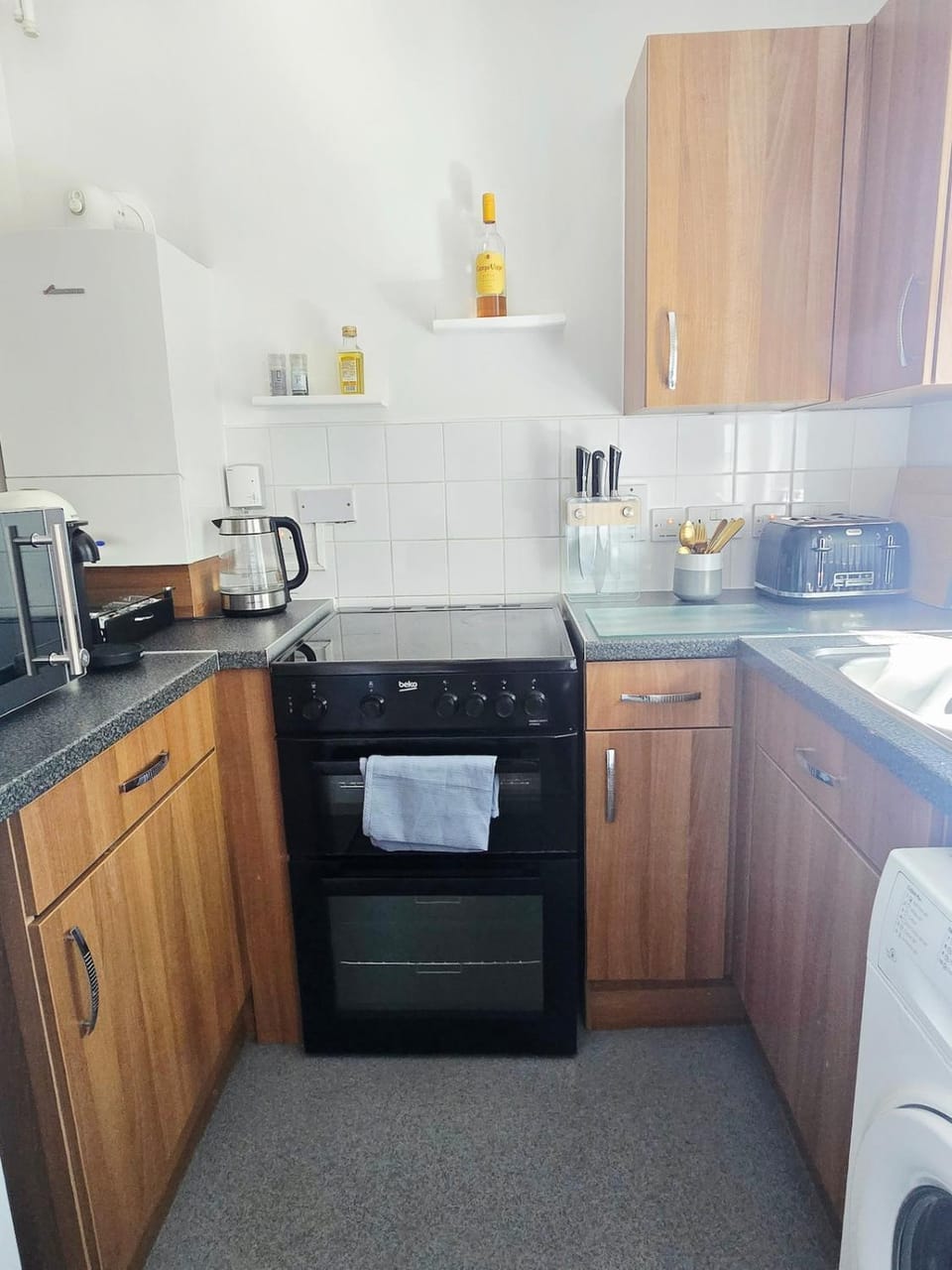 Coffee/tea facilities, Kitchen or kitchenette, oven, stove, toaster