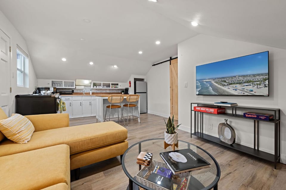 TV and multimedia, Kitchen or kitchenette, Living room, Seating area, Dining area, oven, stove