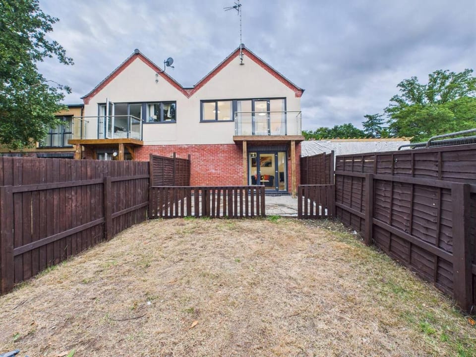 Saxon Home by Signature Stays - Pool & Gym Access - Parking House in Wychavon District