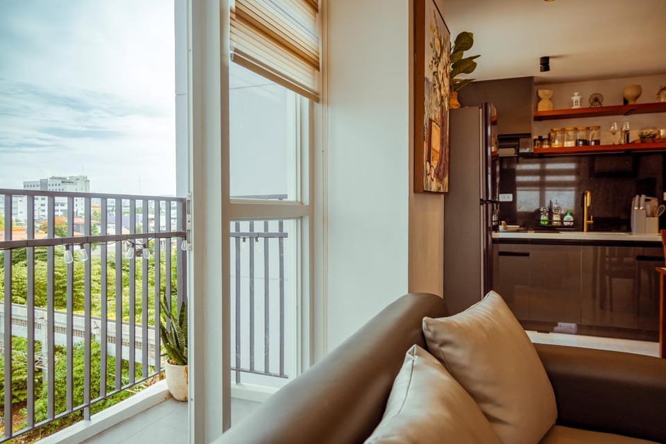 View (from property/room), Balcony/Terrace, Living room, Seating area