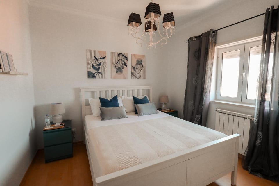 Bed, TV and multimedia, Decorative detail, Bedroom, furniture, internet