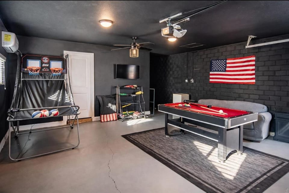 Spacious 4BD with Pool and Putting Green Near Old Town Scottsdale House in Scottsdale