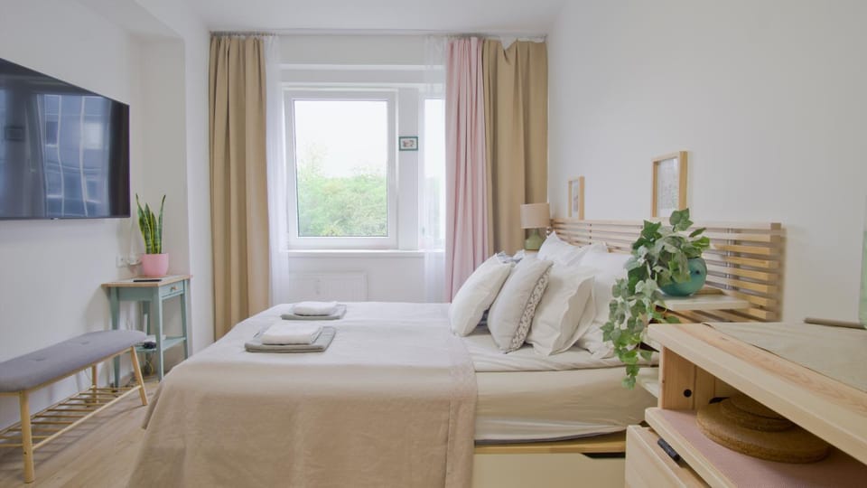 Bed, TV and multimedia, Bedroom, towels