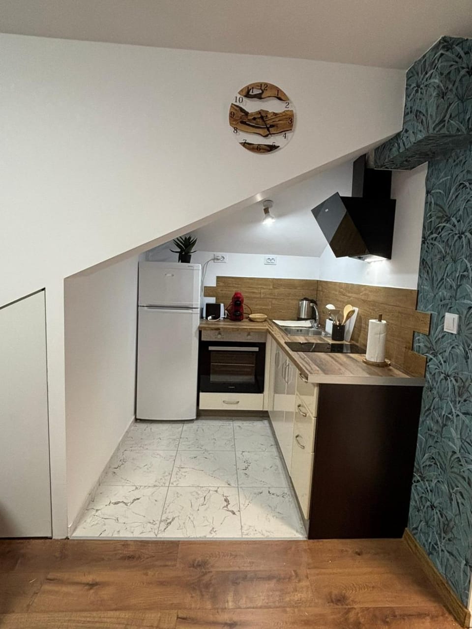 Coffee/tea facilities, Kitchen or kitchenette, dishwasher, oven, stove, toaster