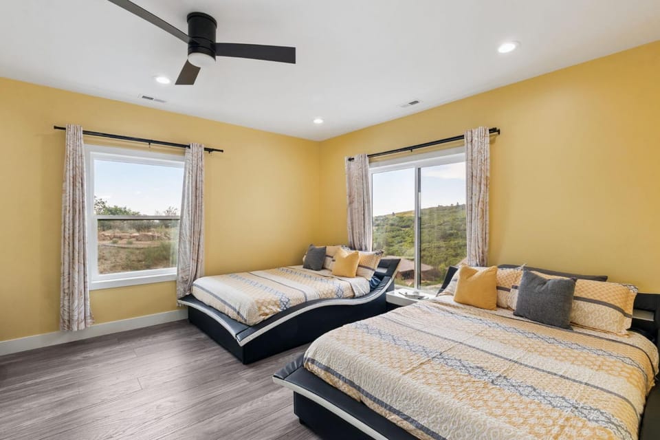 Elegant Mountain Retreat with Sweeping Views Villa in Fort Carson